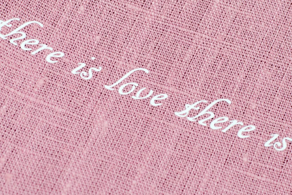 vetekudde antikrosa med vit text1200